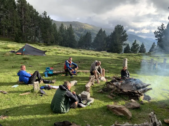 Pause en altitude lors d'une randonnée entre pairs