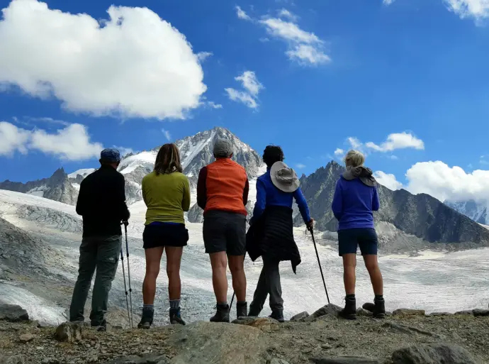Équipe de dirigeants en marche sur un sentier de montagne